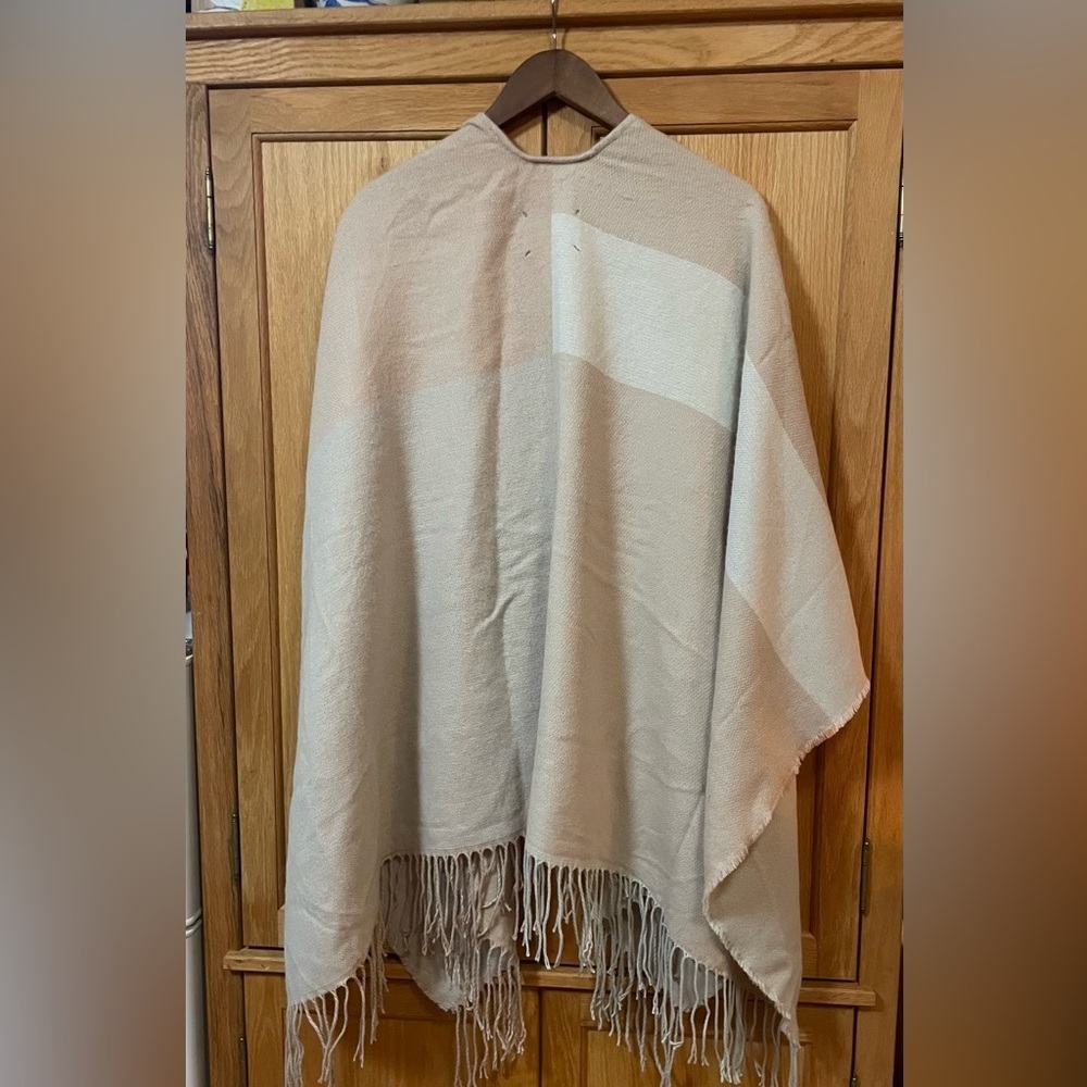 Soia & Kyo Yadira Woven Scarfigan Shawl Poncho Fringe Color Block Tan Blush OS - Picture 4 of 9